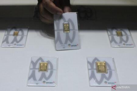 Harga Emas Antam Turun, Jadi Rp2,327 Juta per Gram emas2 - Info Malang Raya