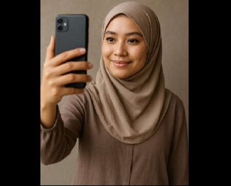 Kebiasaan Selfie Ibu Mempengaruhi Minat Operasi Plastik Anak Remaja perempuan hijab selfie - Info Malang Raya