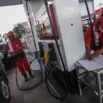 petugas melayani pengisian bahan bakar minyak bbm pertalite di 220705133417 473 - Info Malang Raya