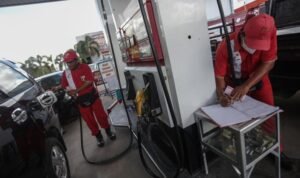 petugas melayani pengisian bahan bakar minyak bbm pertalite di 220705133417 473 - Info Malang Raya