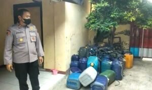 polsek paiton probolinggo sita jeriken milik para penimbun yang ditinggal pergi 169 - Info Malang Raya