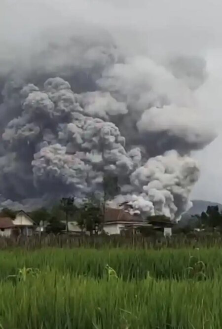 Gunung Semeru Erupsi Sore Ini: Awan Panas Meluncur 7 Km, Warga Mulai Mengungsi 0d8d89d6b2ef - Info Malang Raya