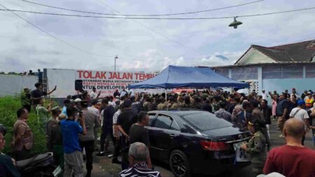 Pembongkaran Tembok Griya Shanta Gagal, Warga dan Satpol PP Nyaris Bentrok di Malang 1001884653 11zon - Info Malang Raya