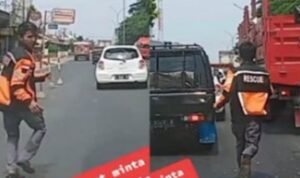 615fc963ca7e2 viral pria bantu ambulans tembus jalan macet instagram viralsekali 665 374 - Info Malang Raya