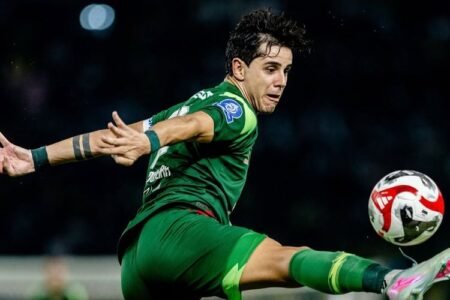 Penghargaan untuk Kapten Persebaya Surabaya Bruno Moreira Usai Kalahkan Arema FC AA1QEe0C - Info Malang Raya