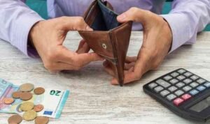 Saat Dompet Kosong: Seni Bertahan di Akhir Bulan AA1QaRaR - Info Malang Raya