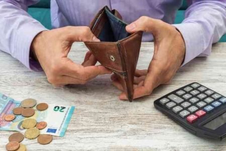 Saat Dompet Kosong: Seni Bertahan di Akhir Bulan AA1QaRaR - Info Malang Raya