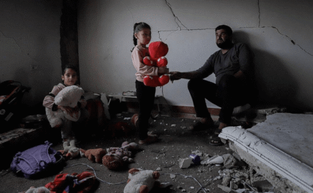 ‘Israel’ Diyakini Tanam Mainan Berisi Bom untuk Bunuh Anak-Anak Gaza Anak anak Palestina di Gaza dengan boneka dan mainan - Info Malang Raya