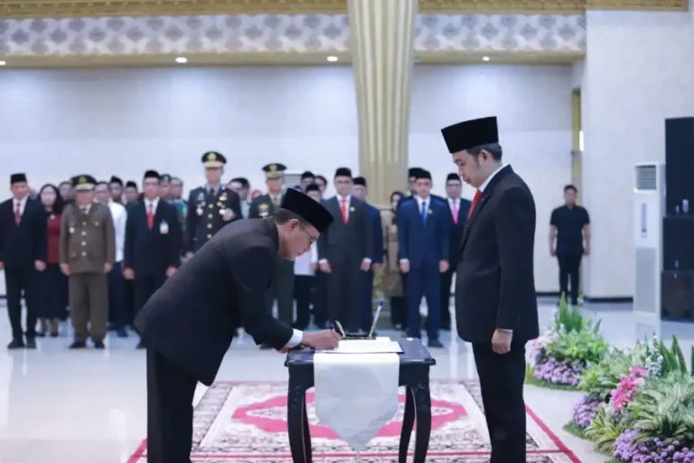 Masa Jabatan Sekda Jupriono Habis di Tengah Pembahasan RAPBD Jember 2026 Jupriono membungkuk di hadapan Bupati Jember Muhammad Fawait saat pelantikan pejabat sekretaris daer - Info Malang Raya