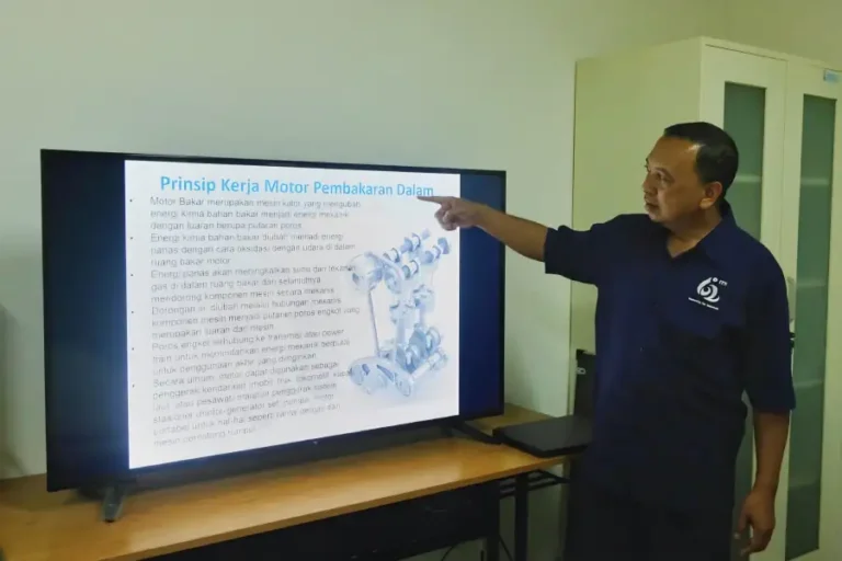 Pakar ITS Pastikan BBM Campuran E10 Aman untuk Mesin Kendaraan, Ini Penjelasannya Pakar Konversi Energi ITS Prof Dr Ir Bambang Sudarmanta ST MT IPM AEng menjelaskan tentang jalannya - Info Malang Raya
