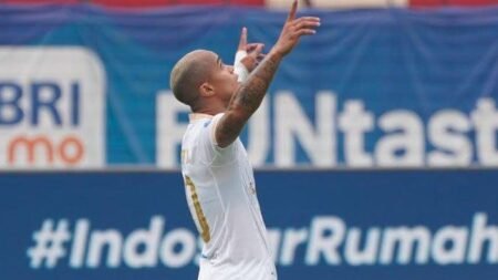 Pemain Arema FC Wiliam Marcilio saat melakukan selebras - Info Malang Raya