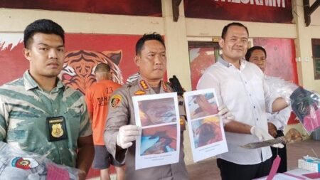 Erik Dabuke, Korban Ditikam Rekan, Terungkap Pelaku Mabuk dan Kesal Saat Nyanyi Polresta Jambi rilis kasus pembunuhan - Info Malang Raya