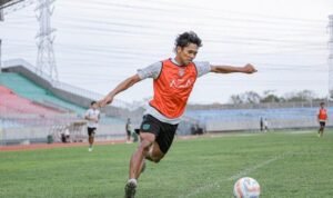 Tekad Arief Catur Jelang Laga Persebaya vs PSIS Semarang Usai Absen 5 Pekan Totalitas 100 Persen - Info Malang Raya