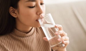 Minum Air Dingin atau Hangat: Mana yang Lebih Baik untuk Kesehatan? Terlalu Banyak Minum Air Putih Apa Dampaknya untuk Tubuh - Info Malang Raya