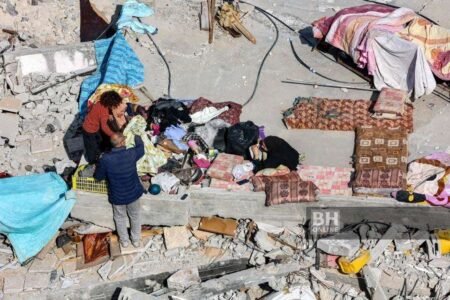 Warga Gaza Hadapi Dingin Ekstrem Setelah 280.000 Rumah Lenyap Dibom ‘Israel’ Warga Gaza di reruntuhan rumah mereka yang hancur - Info Malang Raya