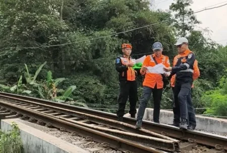 Jalan Kaki 8,2 KM, Pimpinan KAI Daop 7 Sisir Titik Rawan di Jalur Talun-Garum Blitar WhatsApp Image 2025 11 09 at 09.44.23 11zon.webp - Info Malang Raya