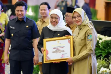 Bupati Banyuwangi Raih Penghargaan Pembina Siskamling Terpadu Terbaik III Jogo Jatim ipuk cantik.webp - Info Malang Raya