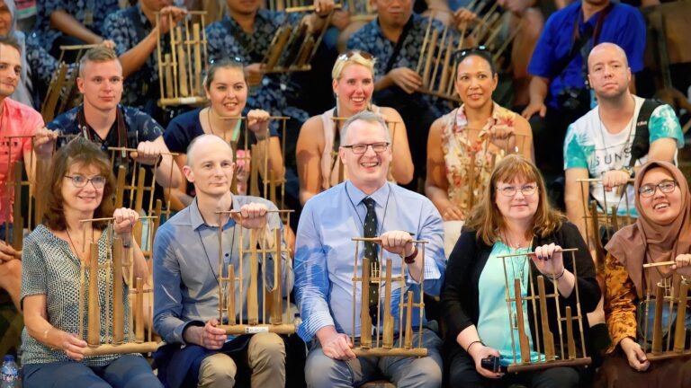 Hari Angklung Sedunia: 600 Pemain Angklung Perempuan Hiasi Kota Lama Surabaya 1668507397389 - Info Malang Raya