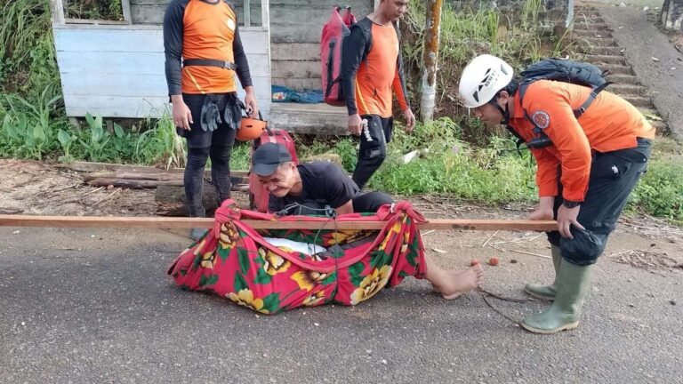 Santri Bantu Relawan Masak Sembako Sulit Didapat di Tapanuli - Info Malang Raya