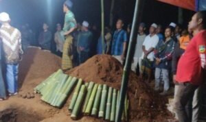 Hitungan Detik: Satu Keluarga Tewas di Ungasan, Ayah Lakukan Ini Sebelum Meninggal Suasana pemakaman tiga korban keracunan Satu Keluarga Tewas di Ciketing - Info Malang Raya