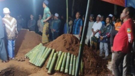 Suasana pemakaman tiga korban keracunan Satu Keluarga Tewas di Ciketing - Info Malang Raya