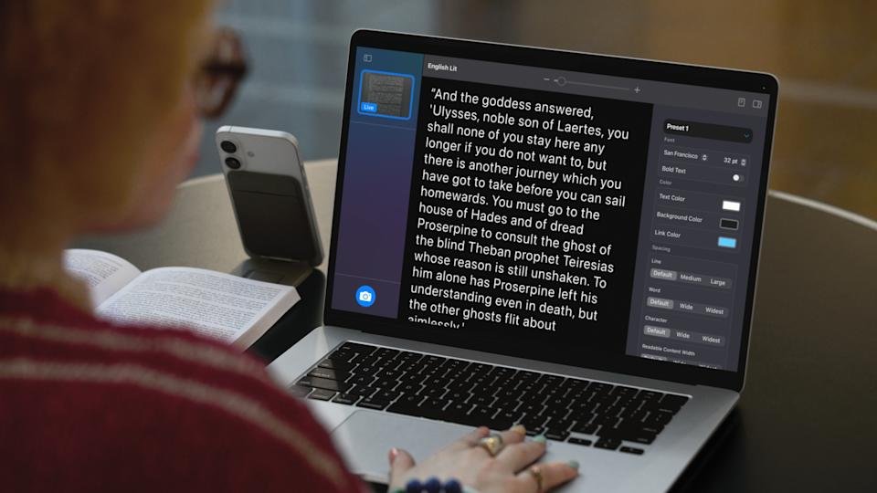 MacBook yang menggunakan Kaca Pembesar dan iPhone yang terhubung untuk mengidentifikasi dan memformat teks dari buku.
