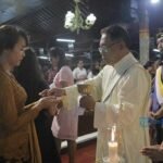 Dari Penjor hingga Pakaian Adat, 5 Gereja Tunjukkan Toleransi Bali dalam Natal 2025 malam misa jelang perayaan hari natal di gereja paroki dalung denpasar 1 - Info Malang Raya