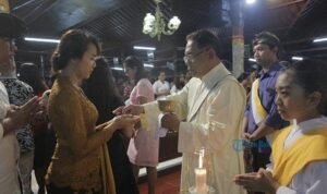 Dari Penjor hingga Pakaian Adat, 5 Gereja Tunjukkan Toleransi Bali dalam Natal 2025 malam misa jelang perayaan hari natal di gereja paroki dalung denpasar 1 - Info Malang Raya
