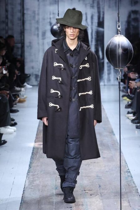 10 Koleksi Yohji Yamamoto AW26 di Paris, Penuh Teatrikal!