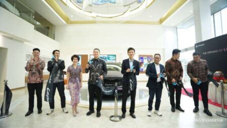 Resmikan showroom ketiga di Bekasi, tingkatkan jaringan kendaraan listrik premium