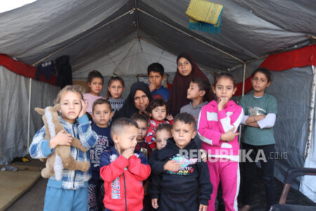 Kisah Umm Muhammad: Merawat 36 Anak Yatim di Puing Gaza