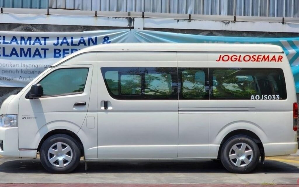 Lebih Praktis Berpergian? Kelebihan dan Kekurangan Travel Shuttle Door-to-Door