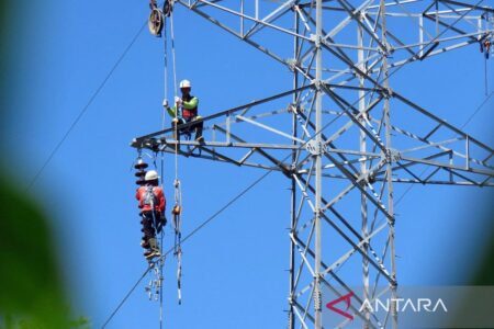 Petugas PLN Kalselteng Perbaiki Listrik di Aceh, Sukma Bahagia Dengar Azan Kembali