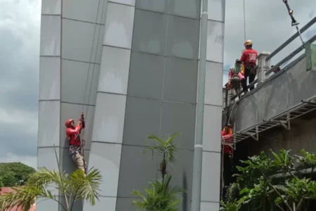 Ratusan pelajar dan pecinta alam belajar rescue vertikal bersama VRI di Kediri