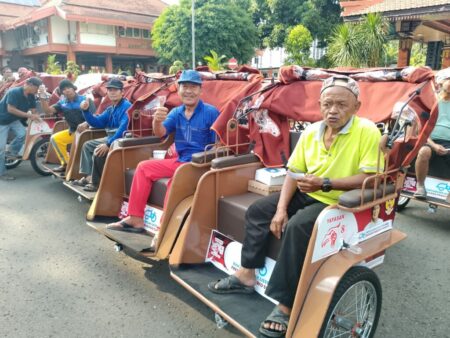 Ratusan Tukang Becak Bondowoso Dapat Becak Listrik dari Presiden Prabowo Subianto