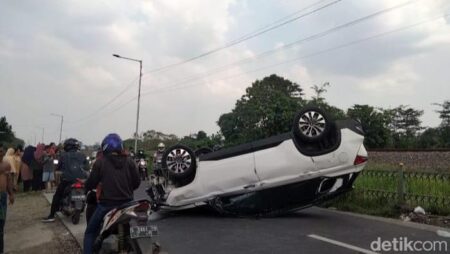 Mobil Avanza Oleng, Tabrak 6 Kendaraan di Jombang, 1 Tewas