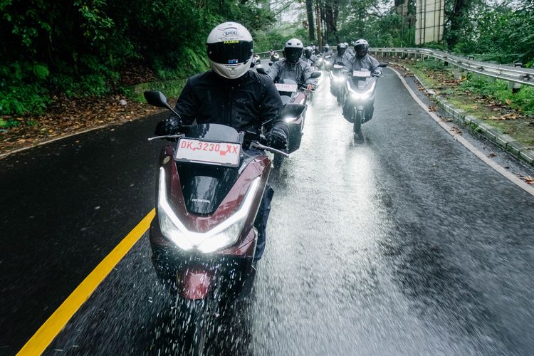 Mantap Maksimal! Honda PCX160 Roadsync 2026, Skutik Pintar yang Hidupkan Harimu di Kota