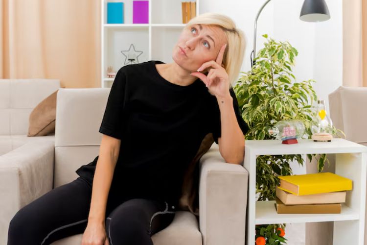 Orang yang Sering Pakai Baju Hitam Punya 8 Ciri Unik Ini, Menurut Psikologi