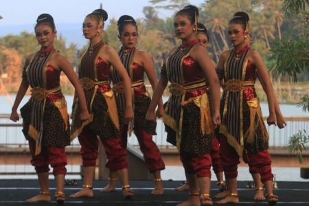 MTN Seni Budaya Gelar 5 Pertunjukan Interdisiplin, Kemenbud: Investasi SDM Indonesia Menuju Emas 2045