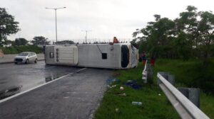 Detik-detik Bus Wisata Grobogan Terguling di Tol Waru Surabaya
