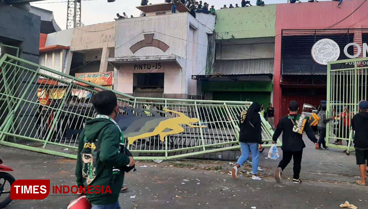 Bonek Serbu Markas Persebaya Usai Kalah dari Persijap, Sosok Mencengangkan Kambinghitam