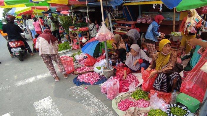 Harga bunga kenanga dan mawar di Blitar melonjak jelang Ramadan 2026