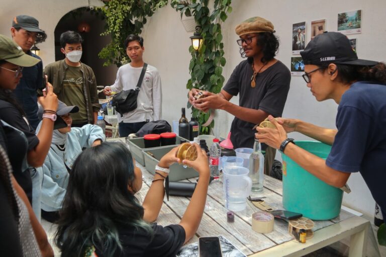 Cerita Andika dan Fotografilm, Ruang Temu Penggemar Analog di Semarang