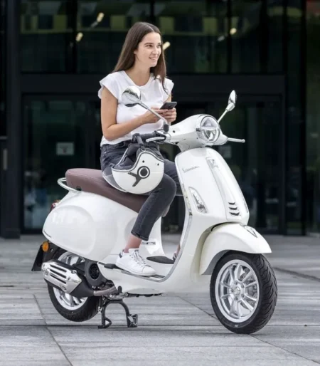 Mesin Kuat, Getar Minimal! Rahasia Dapur Pacu Vespa Sprint 180 Red Scarlatto!