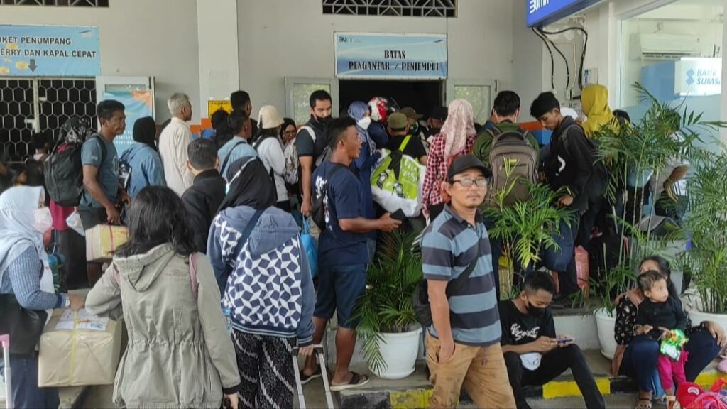Puncak Arus Mudik Lebaran 2026, 1.944 Pemudik Padati Stasiun Mojokerto