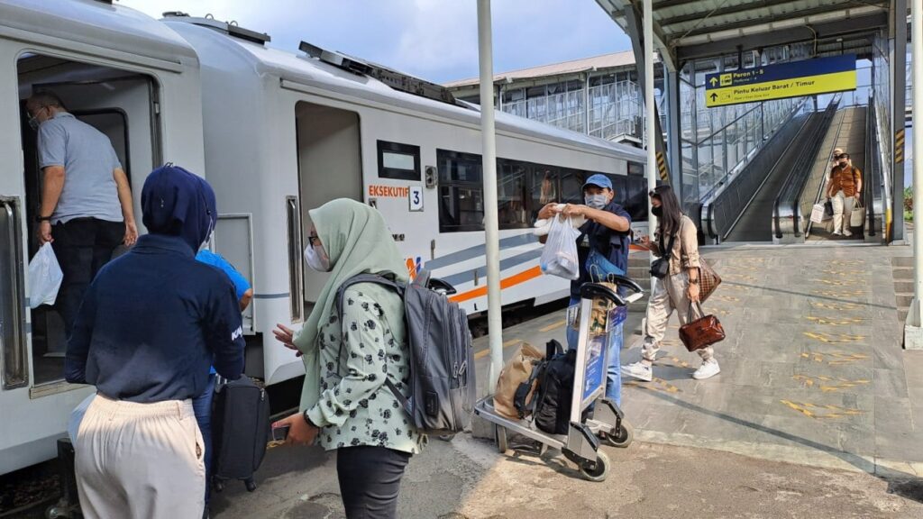 Ribuan perantau Malang Raya tiba di Stasiun Malang