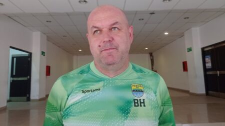 Bernardo Tavares Gagal Kalahkan Bojan Hodak! Persebaya Terkucil oleh Rekor Buruk Lawan Persib Bandung