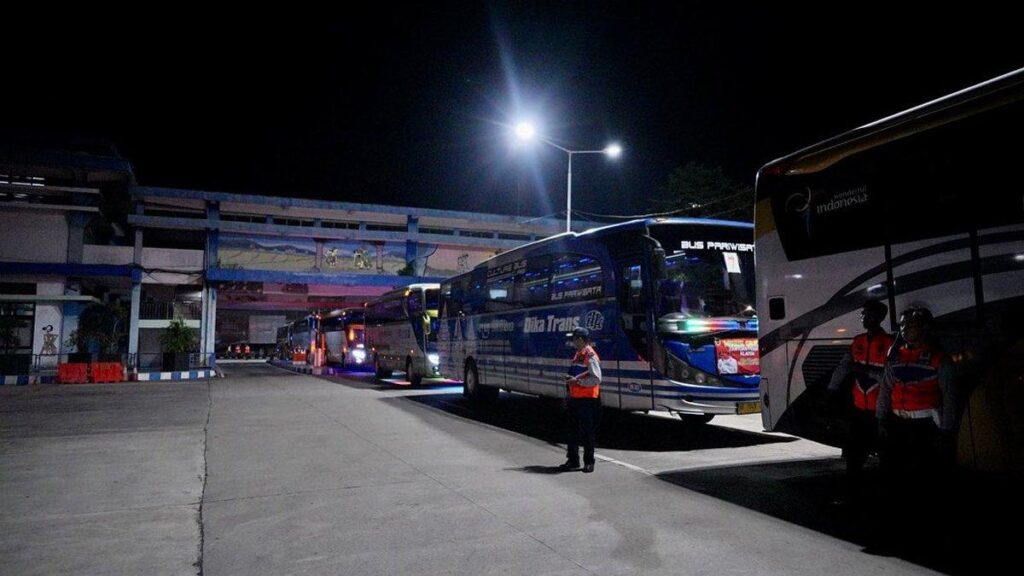 Pria Pekanbaru Berjalan Kaki Ribu Kilometer untuk Jenguk Ibu di Surabaya