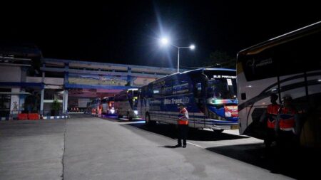 Pria Pekanbaru Berjalan Kaki Ribu Kilometer untuk Jenguk Ibu di Surabaya