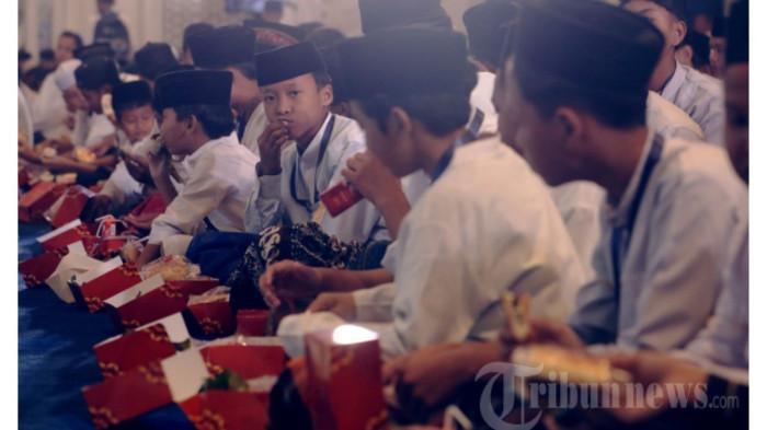 Jadwal buka puasa Surabaya hari ini, 8 Maret 2026, tersedia paket berbuka murah